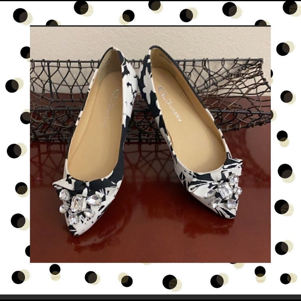 CL BY LAUNDRY White and Black design a bow with a beautiful buckle on top 5 1/2M